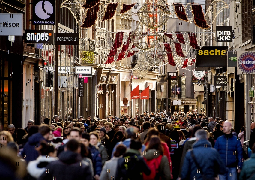 Winkelstraat in het centrum met verschillende retailers en veel bezoekers die door de straten lopen